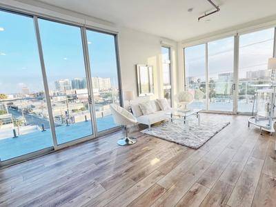 Loft Living Room Style Studio with Floor to Ceiling Windows and Amazing ViewsLoft Living Room Style Studio with Floor to Ceiling Windows and Amazing Views基础图库0